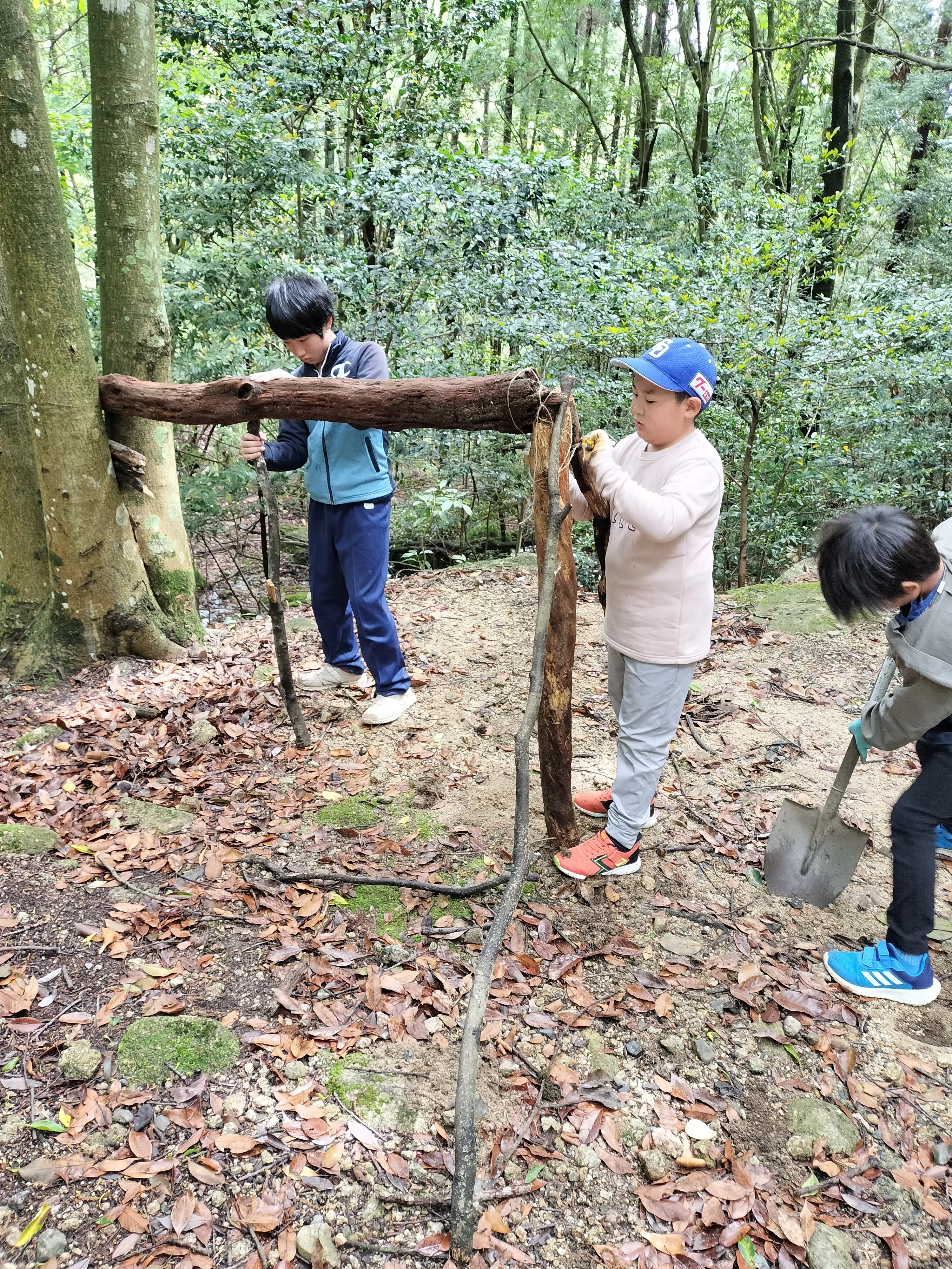 チームで協力して建設中