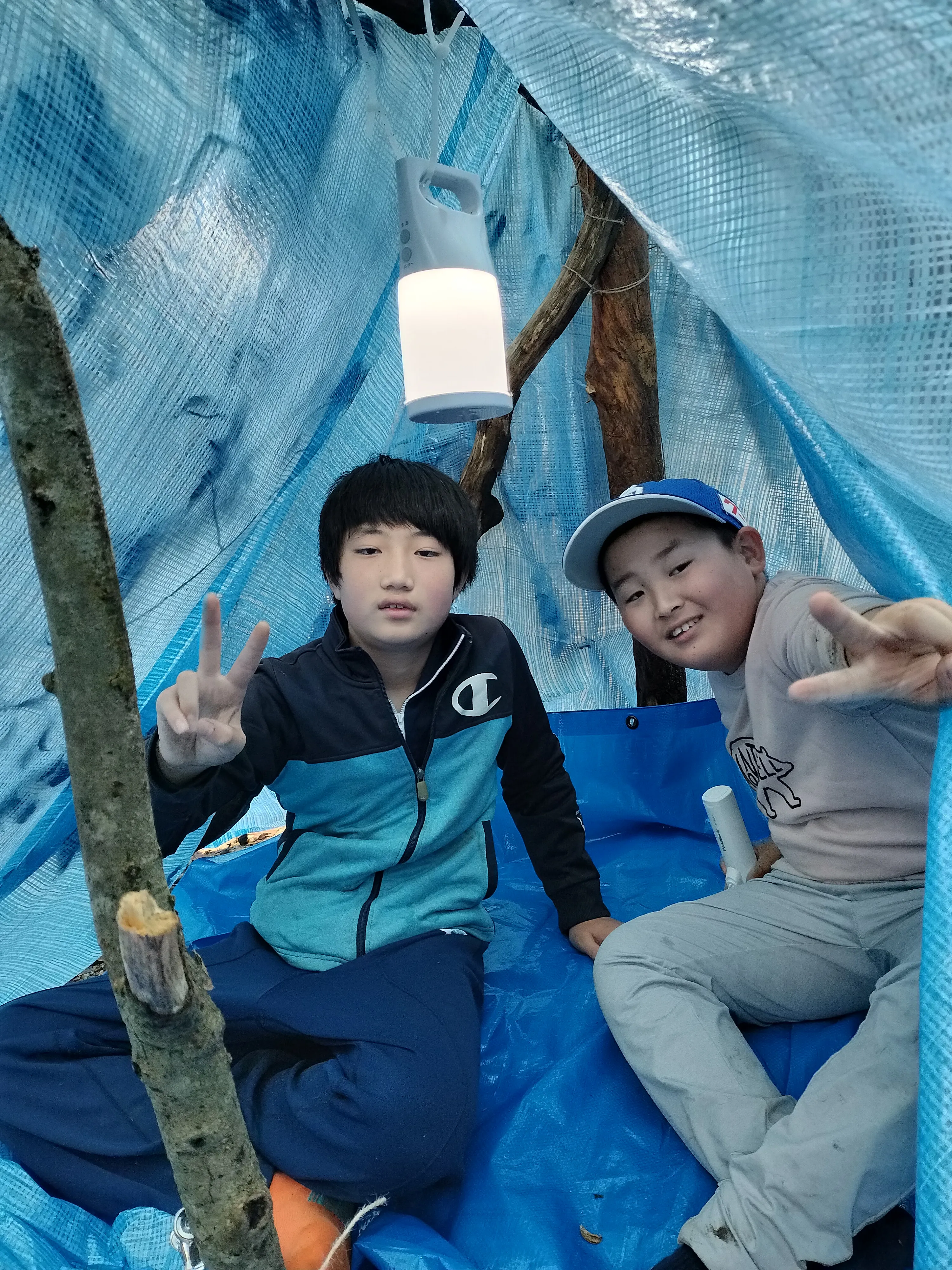 2チームの秘密基地が並ぶ