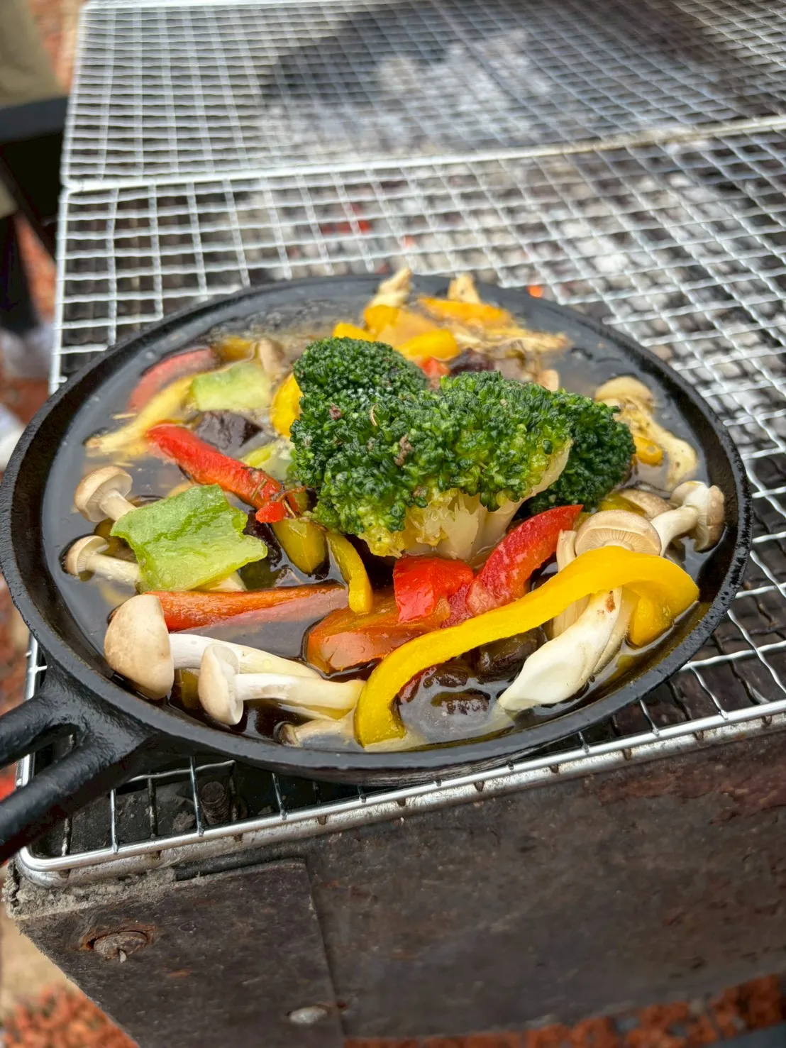 BBQを頬張る子供たち