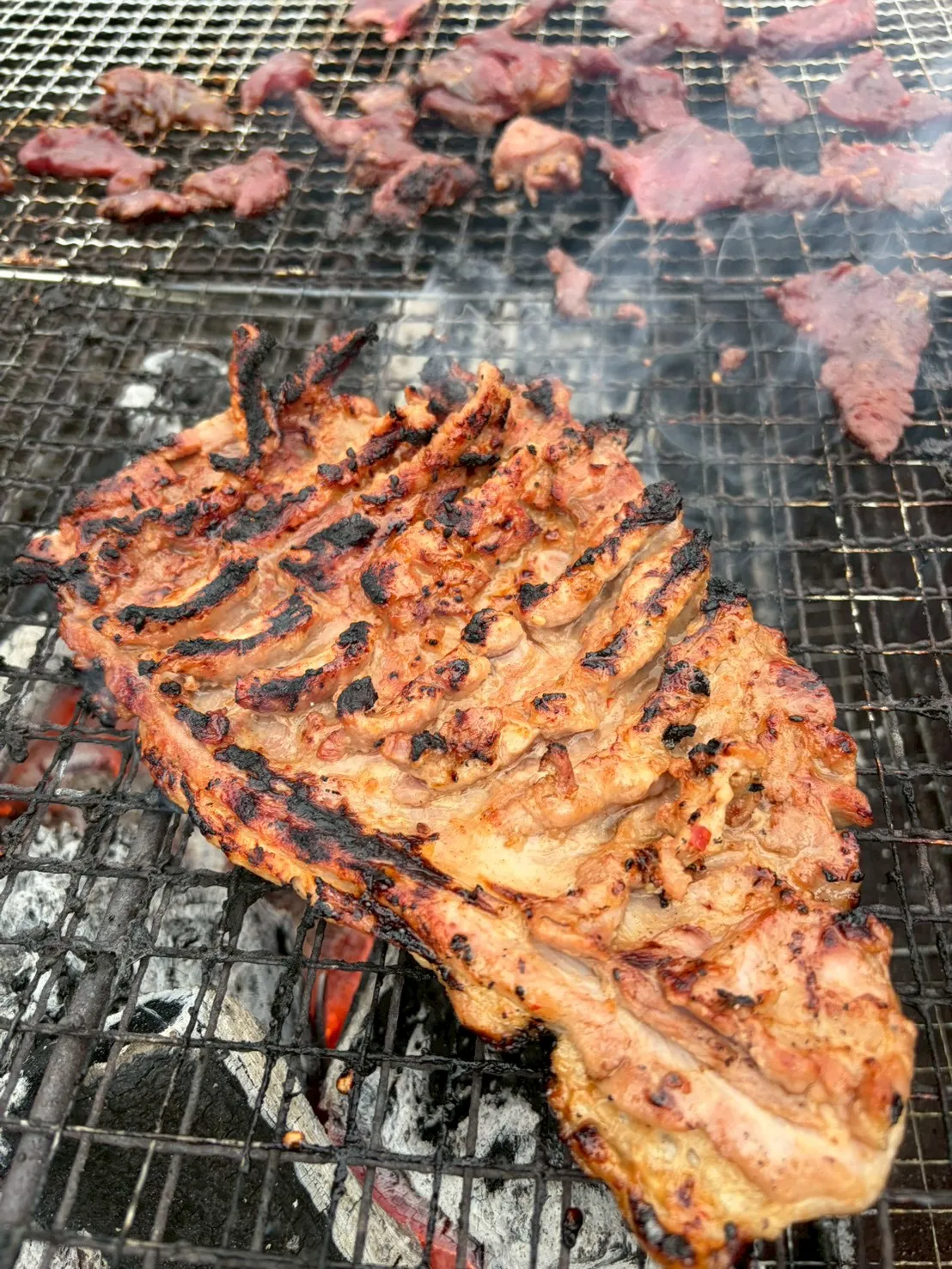 笑顔でBBQを楽しむ様子