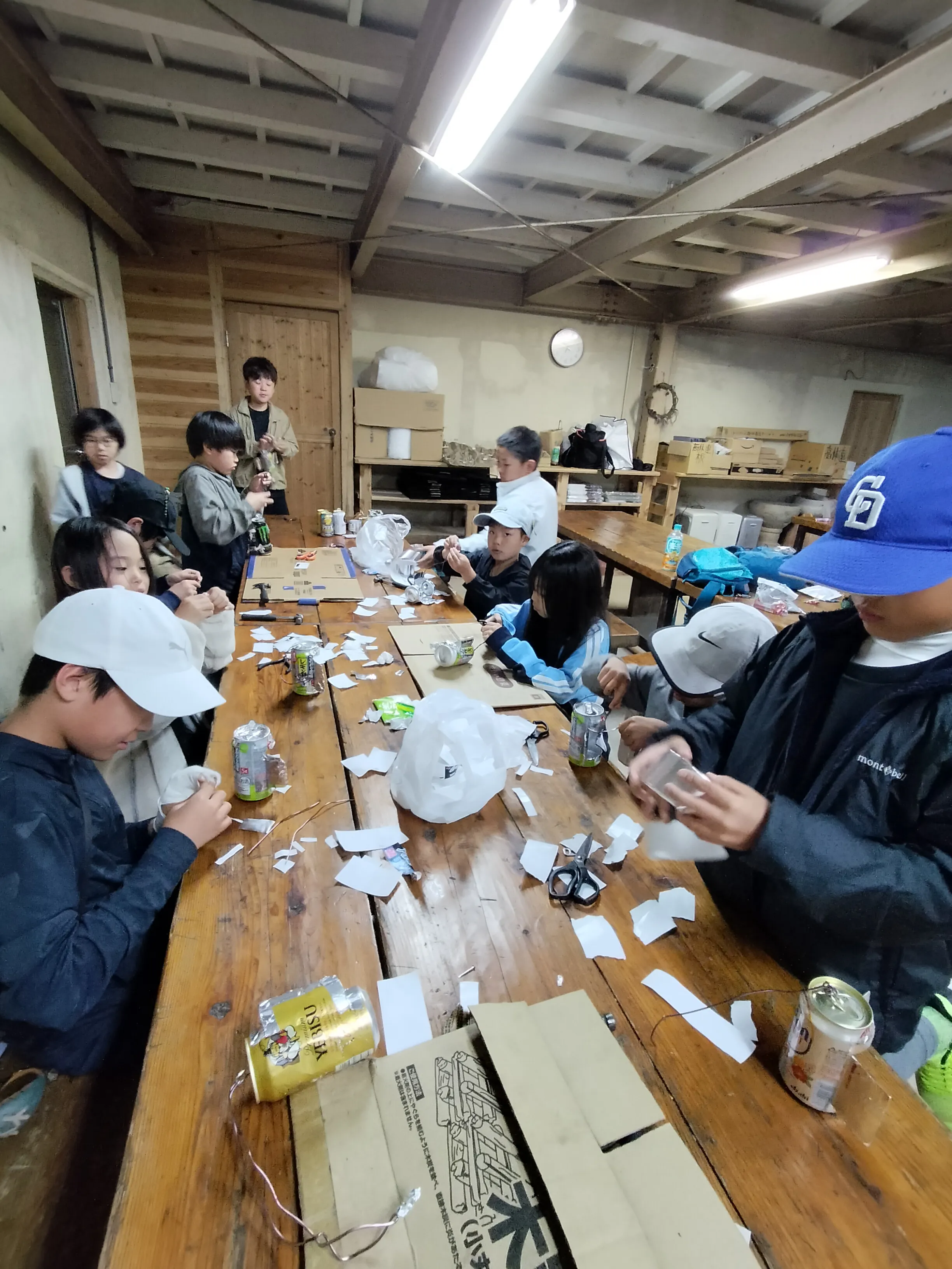 ランタンに火を灯す様子