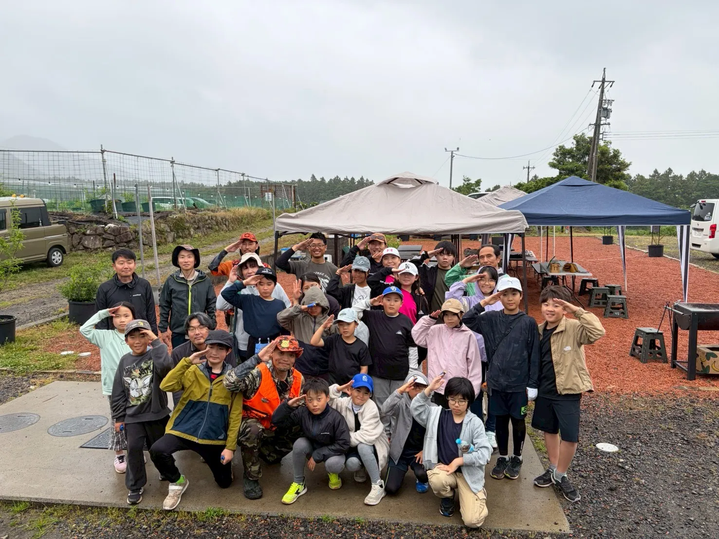 雨の中、笑顔で集まった子供たち