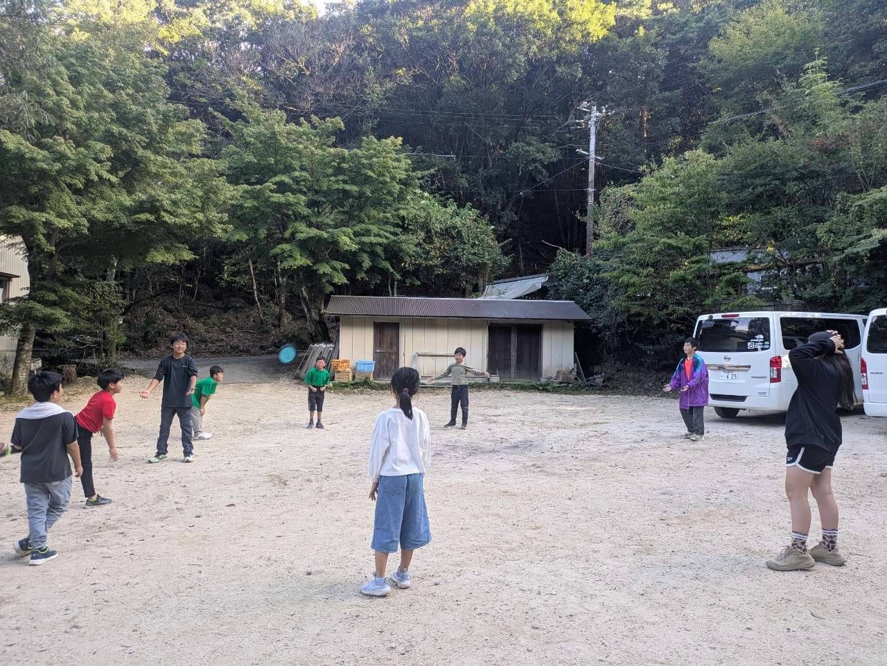 広場でボール遊び