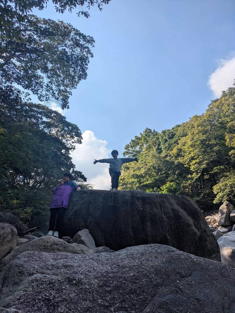 資材を探しに、河原の岩の上へ