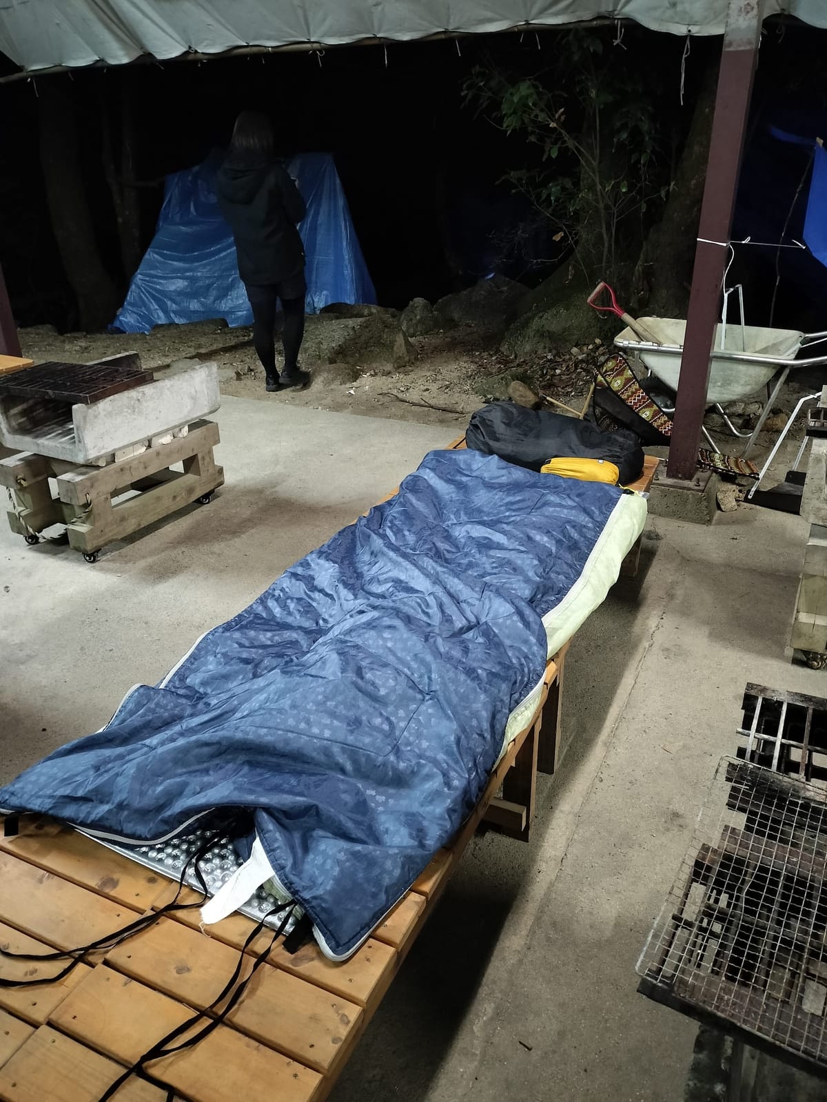 私の寝床。シェルターの横で見守ります
