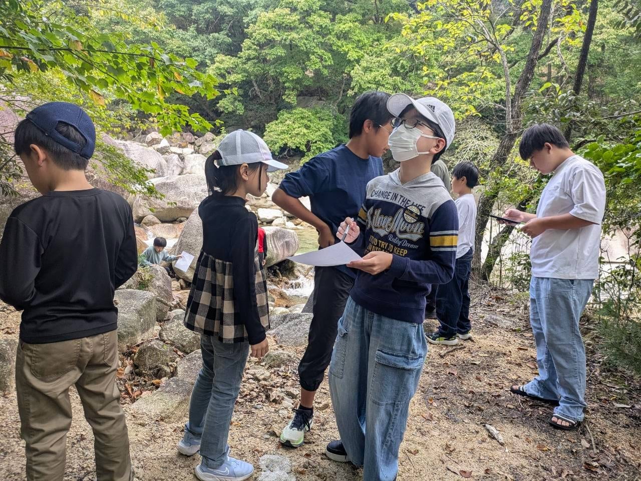 ビンゴカードを手に、キャンプ場を探検