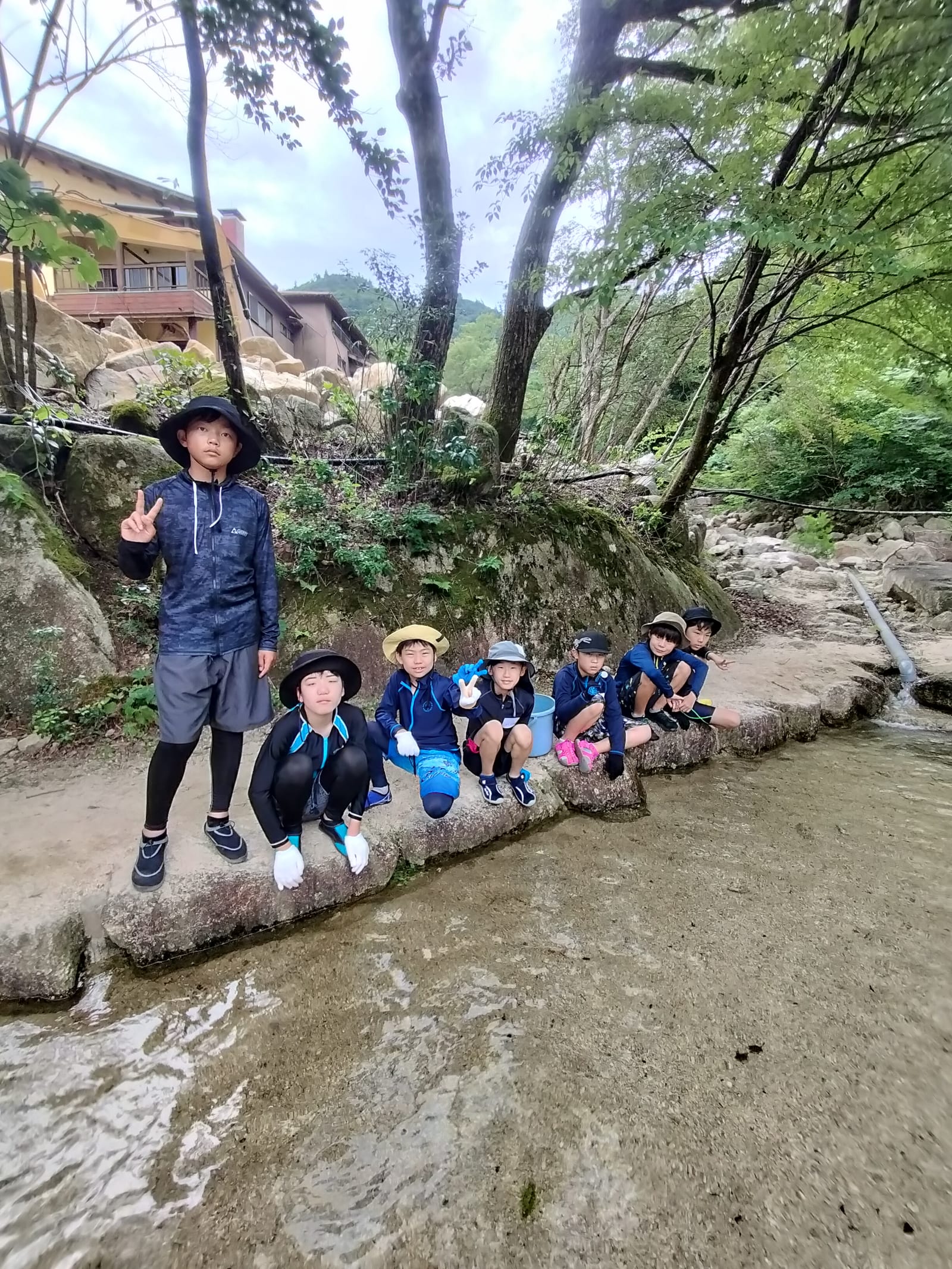 魚つかみをした池のほとりで