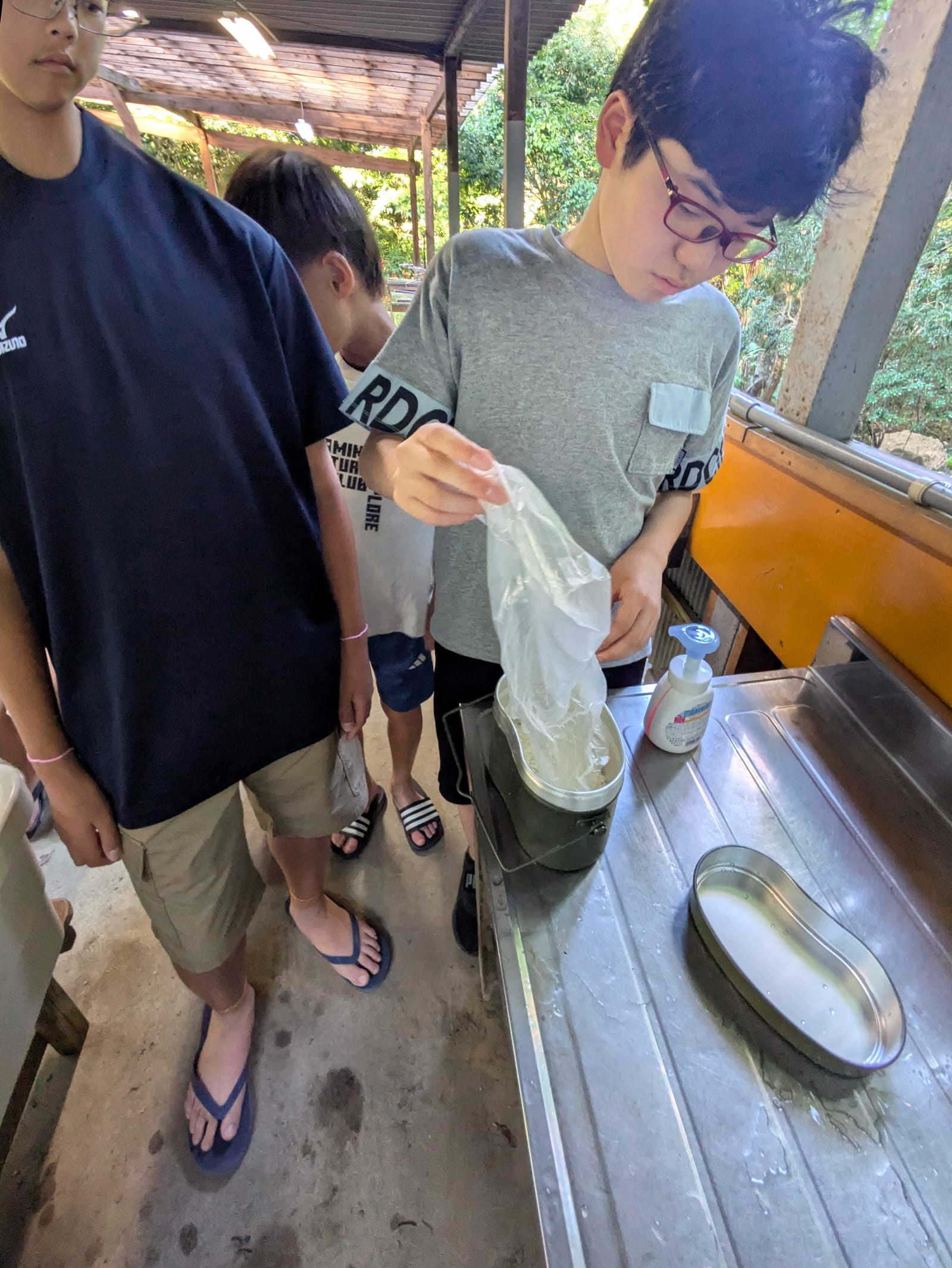 飯盒に米を入れる