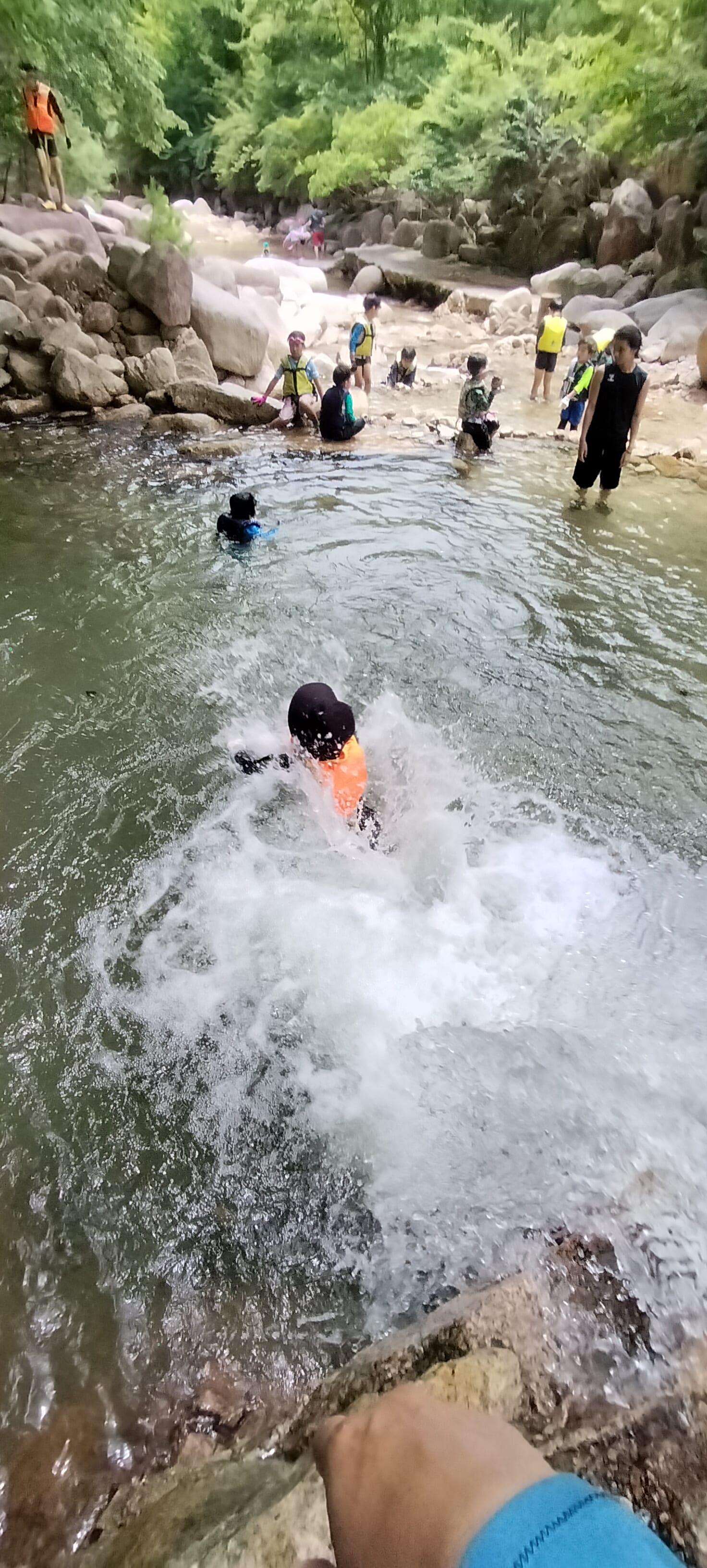 着水して水しぶきが上がる