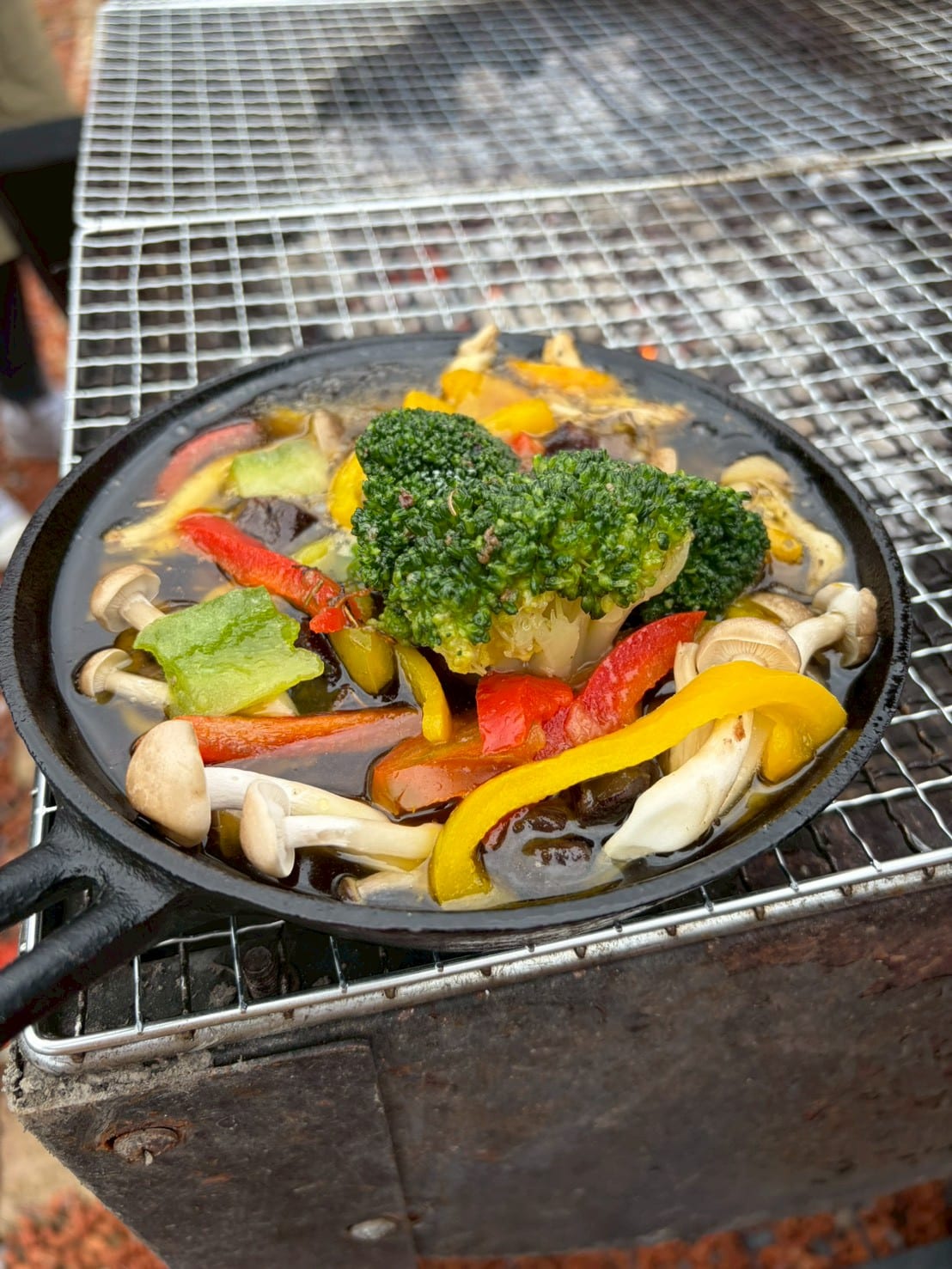 BBQを頬張る子供たち