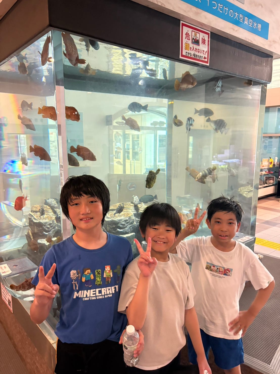 水族館の水槽の前で
