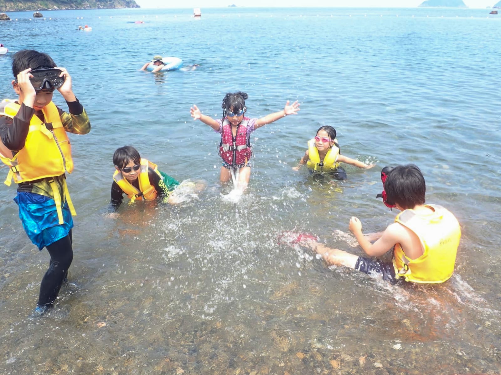 足元の石まで見える透明な浅瀬