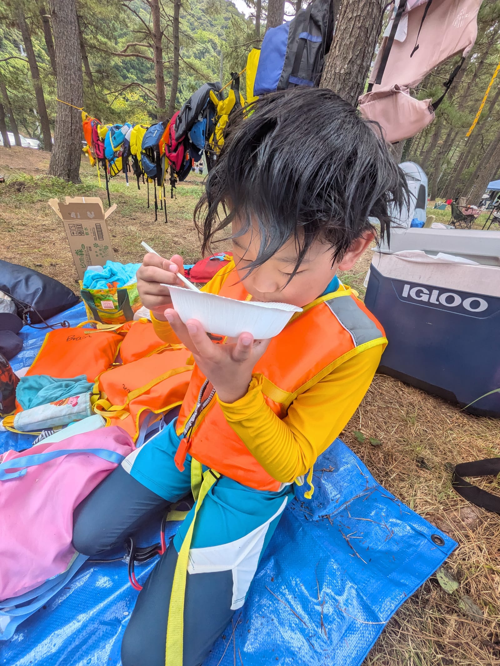 浜辺で食べる2日目の昼ごはん