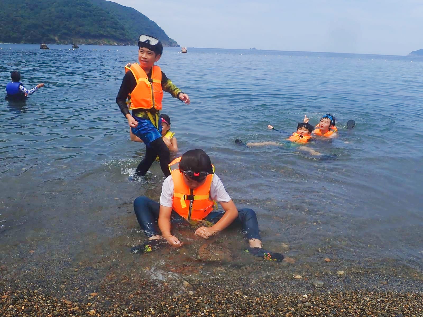 じゃり浜で石を探す