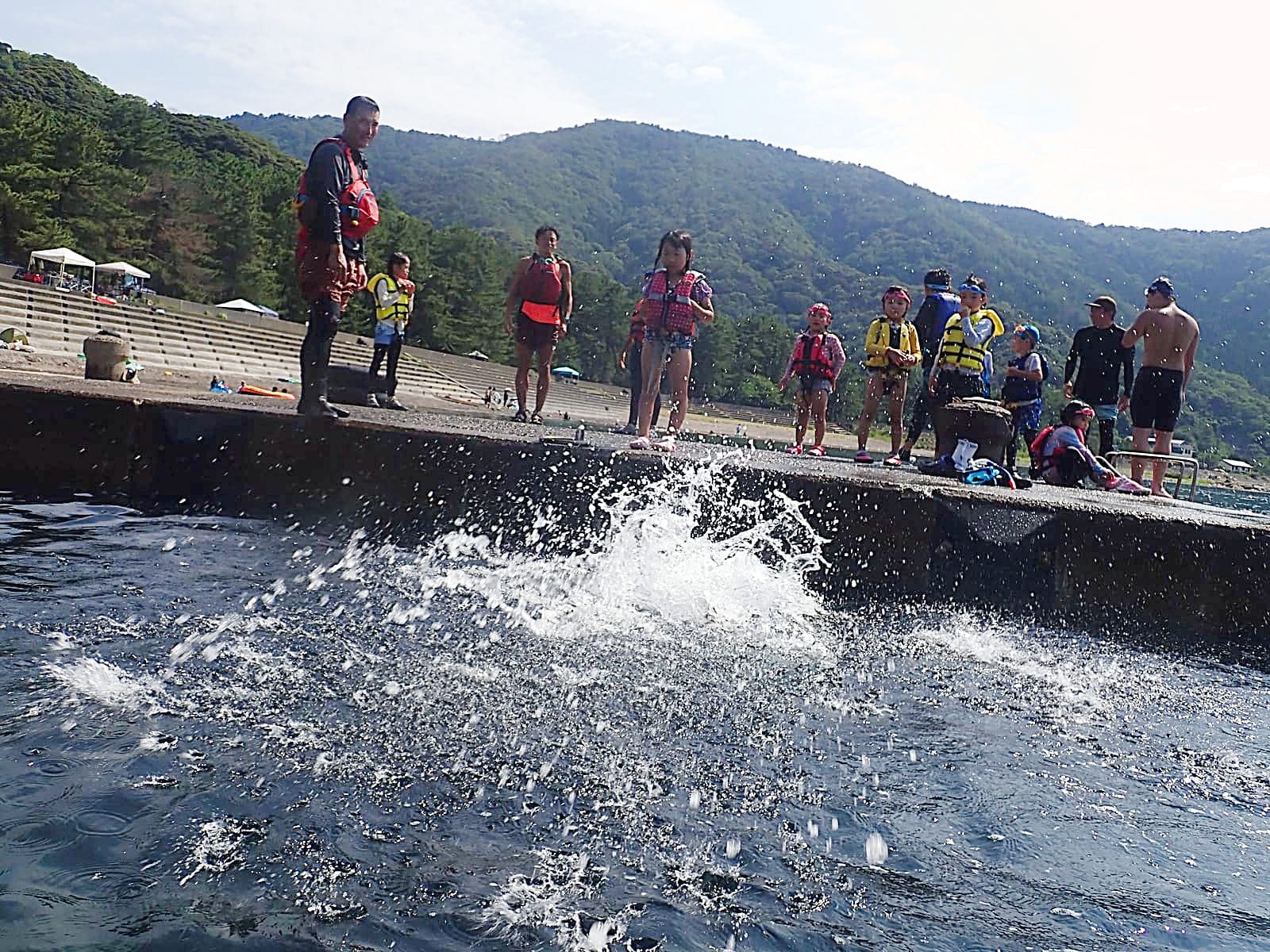 着水して上がる水しぶき
