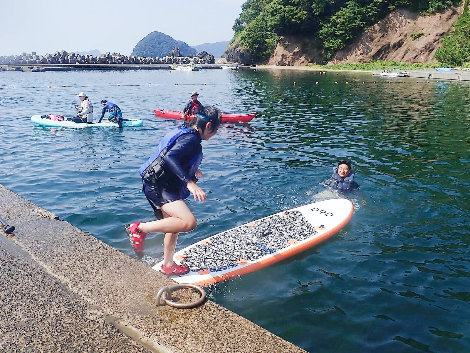 浮かべたSUPをめがけて飛ぶ
