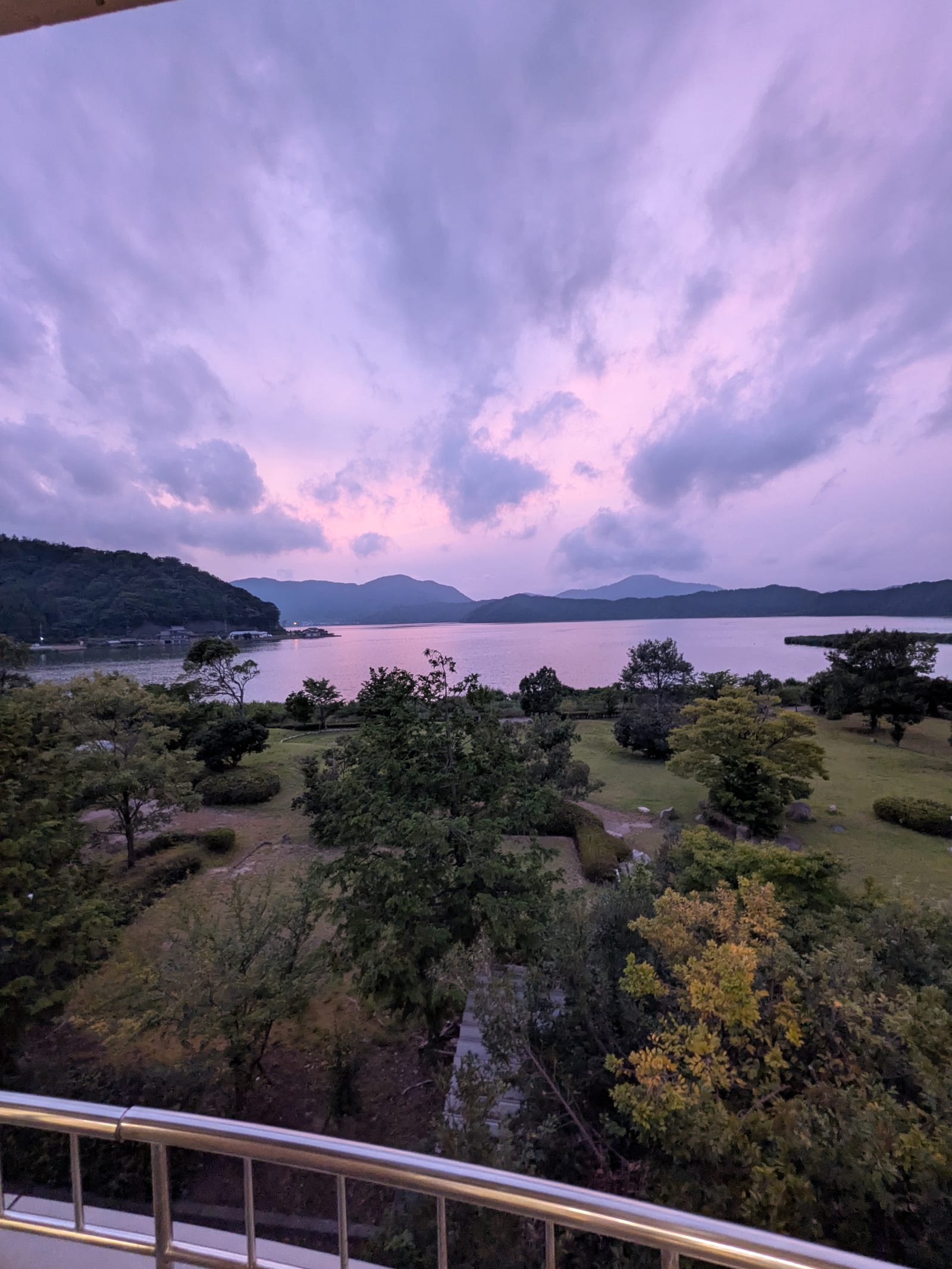 宿から見えた夕暮れの若狭湾