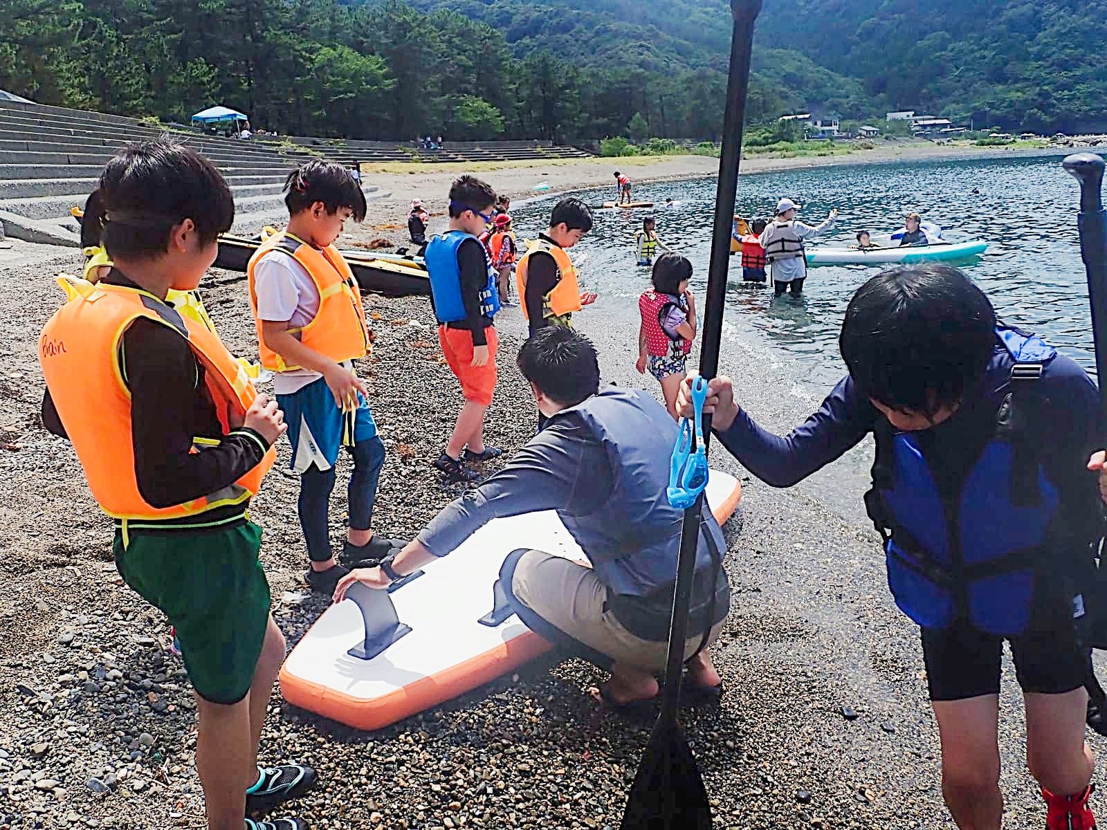 浜でSUPの準備