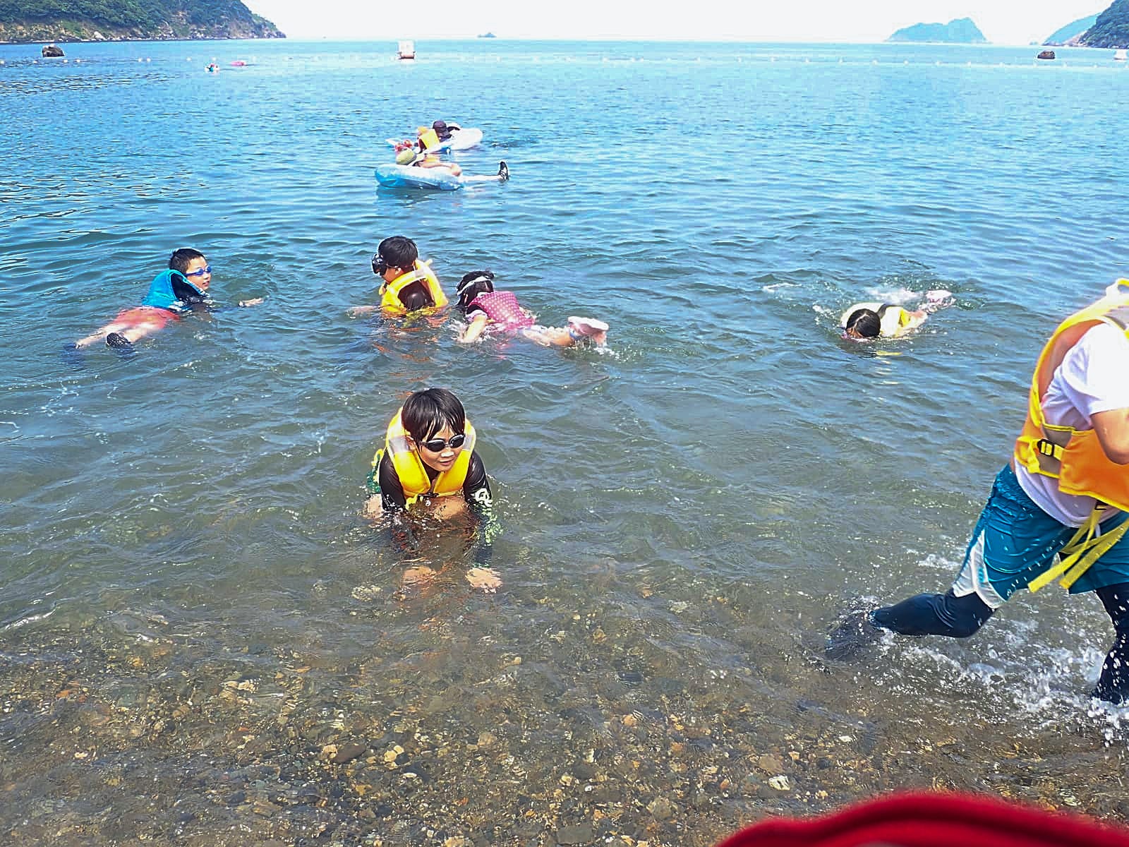 水しぶきをあげて遊ぶ